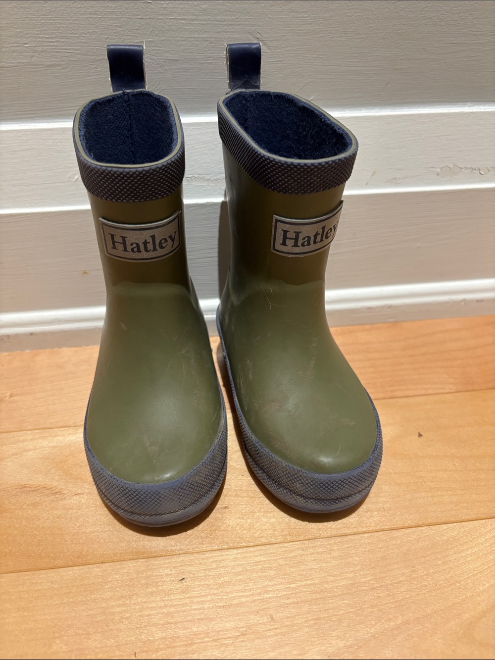 Size 5 Hatley Olive Green Kids Waterproof Rain Boots with Navy Trim